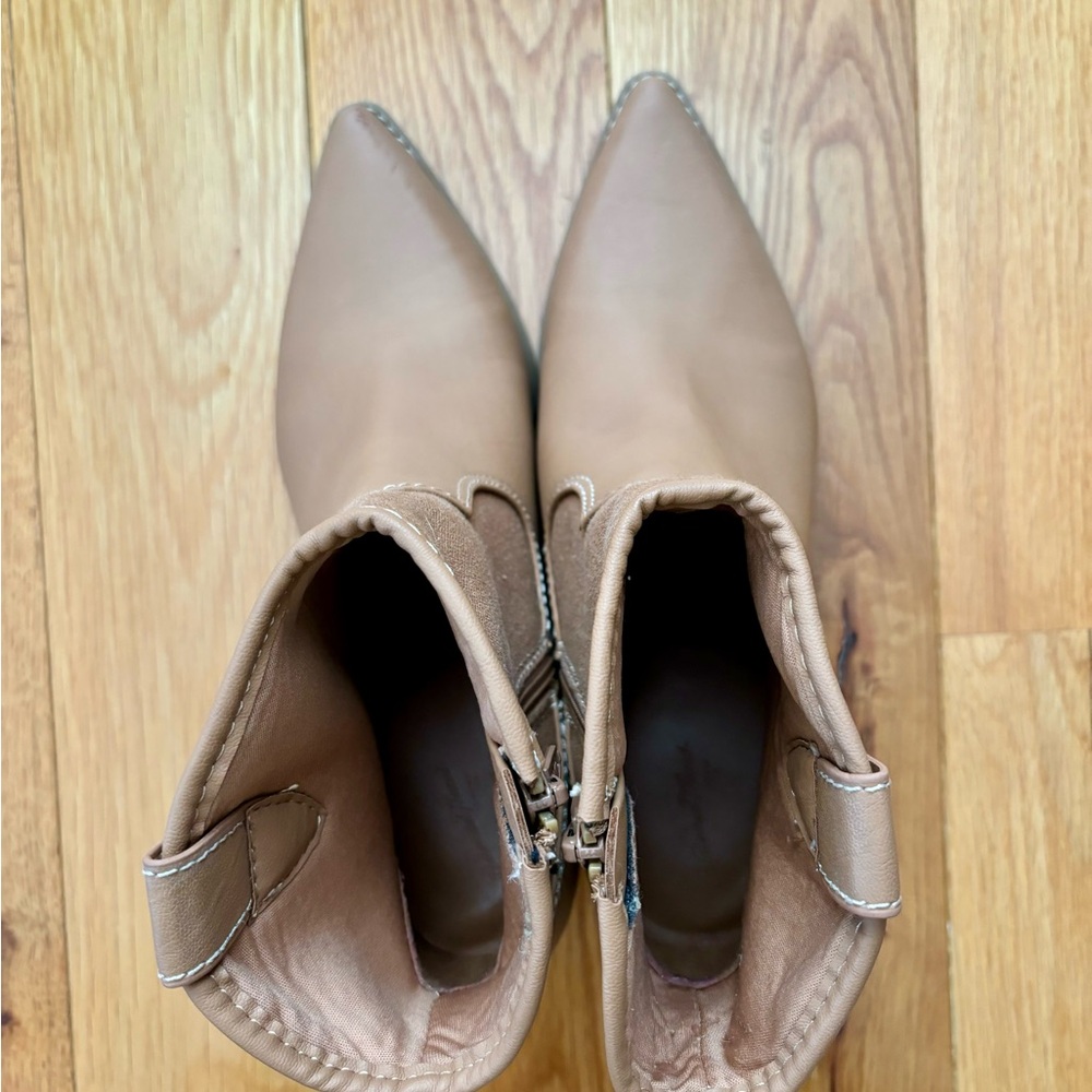 Universal Thread Boots Size 9 - Picture 2 of 4